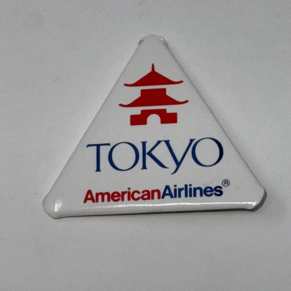 VINTAGE nos PINBACK BUTTON - TRIANGLE SHAPE - AMERICAN AIRLINES - TOKYO